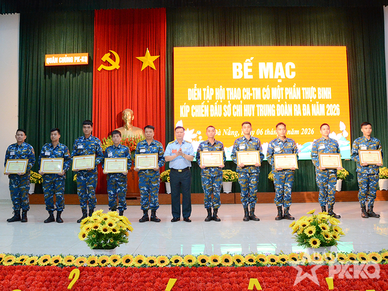 Qu&acirc;n chủng Ph&ograve;ng kh&ocirc;ng - Kh&ocirc;ng qu&acirc;n Bế mạc diễn tập, hội thao chỉ huy tham mưu c&oacute; một phần thực binh k&iacute;p chiến đấu sở chỉ huy trung đo&agrave;n ra đa