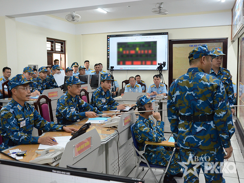 Qu&acirc;n chủng Ph&ograve;ng kh&ocirc;ng - Kh&ocirc;ng qu&acirc;n Bế mạc diễn tập, hội thao chỉ huy tham mưu c&oacute; một phần thực binh k&iacute;p chiến đấu sở chỉ huy trung đo&agrave;n ra đa