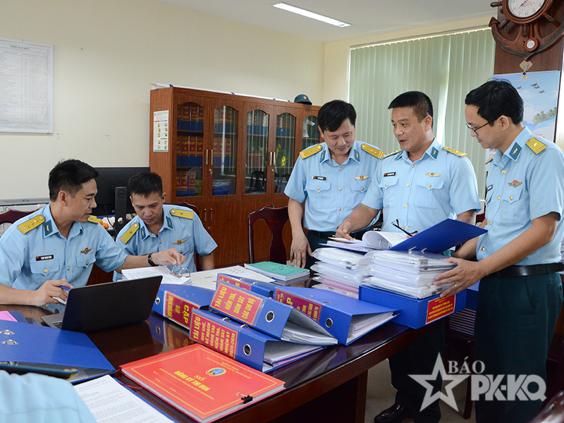 Qu&acirc;n chủng Ph&ograve;ng kh&ocirc;ng - Kh&ocirc;ng qu&acirc;n kiểm tra kết quả x&acirc;y dựng đơn vị vững mạnh to&agrave;n diện 