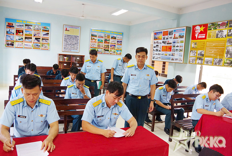 Qu&acirc;n chủng Ph&ograve;ng kh&ocirc;ng - Kh&ocirc;ng qu&acirc;n kiểm tra kết quả x&acirc;y dựng đơn vị vững mạnh to&agrave;n diện 
