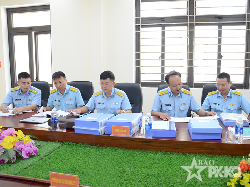Qu&acirc;n chủng Ph&ograve;ng kh&ocirc;ng - Kh&ocirc;ng qu&acirc;n kiểm tra kết quả x&acirc;y dựng đơn vị vững mạnh to&agrave;n diện 