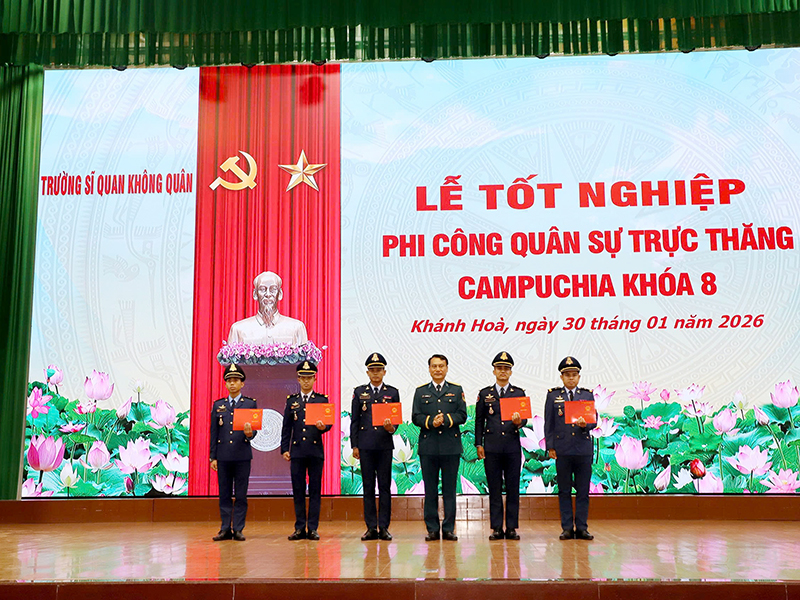 Trường Sĩ quan Kh&ocirc;ng qu&acirc;n tổ chức Lễ tốt nghiệp cho học vi&ecirc;n Phi c&ocirc;ng qu&acirc;n sự Trực thăng Campuchia kh&oacute;a 8