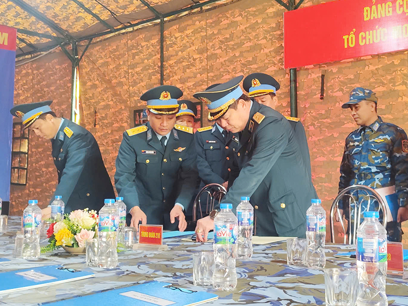 Qu&acirc;n chủng Ph&ograve;ng kh&ocirc;ng - Kh&ocirc;ng qu&acirc;n kiểm tra c&ocirc;ng t&aacute;c sẵn s&agrave;ng chiến đấu tại Đại đội 28, Trung đo&agrave;n 218, Sư đo&agrave;n 361