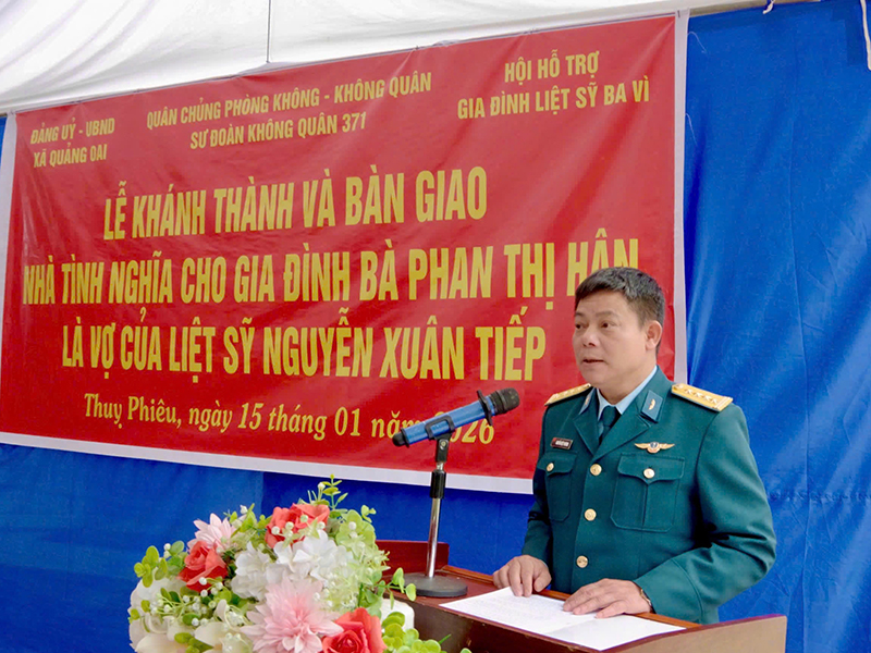 Sư đo&agrave;n 371 b&agrave;n giao &ldquo;Nh&agrave; t&igrave;nh nghĩa&rdquo; tặng gia đ&igrave;nh ch&iacute;nh s&aacute;ch