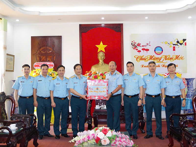 Thủ trưởng Bộ Tư lệnh Qu&acirc;n chủng Ph&ograve;ng kh&ocirc;ng - Kh&ocirc;ng qu&acirc;n thăm, ch&uacute;c Tết c&aacute;c học viện, nh&agrave; trường