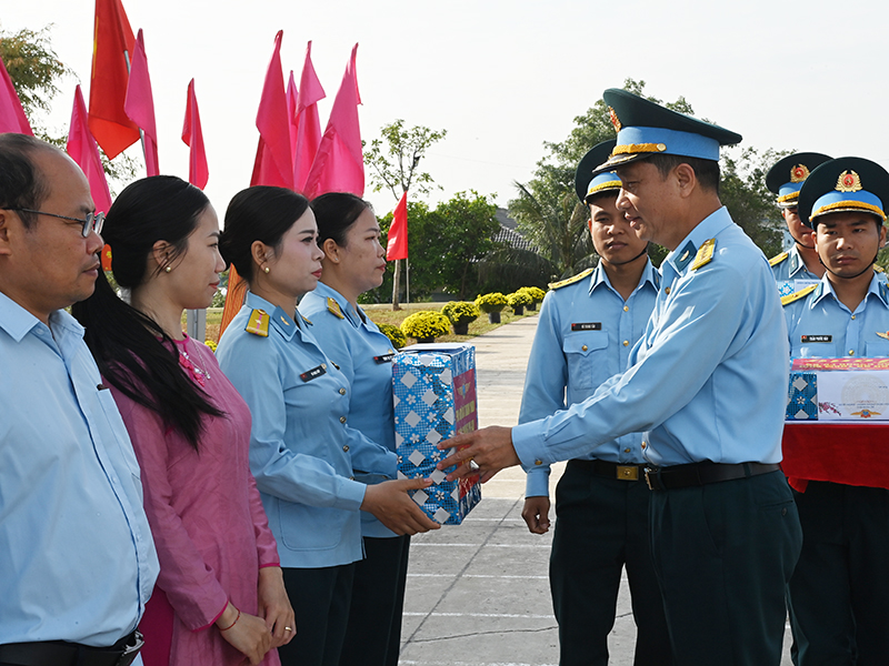 S&ocirc;i nổi Chương tr&igrave;nh &ldquo;Xu&acirc;n canh trời - Tết thắm t&igrave;nh qu&acirc;n d&acirc;n&rdquo;