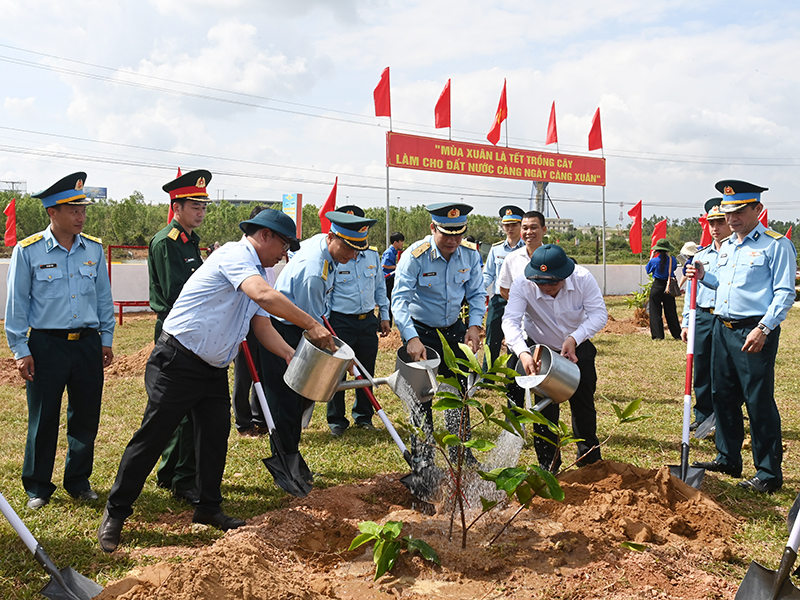 S&ocirc;i nổi Chương tr&igrave;nh &ldquo;Xu&acirc;n canh trời - Tết thắm t&igrave;nh qu&acirc;n d&acirc;n&rdquo;