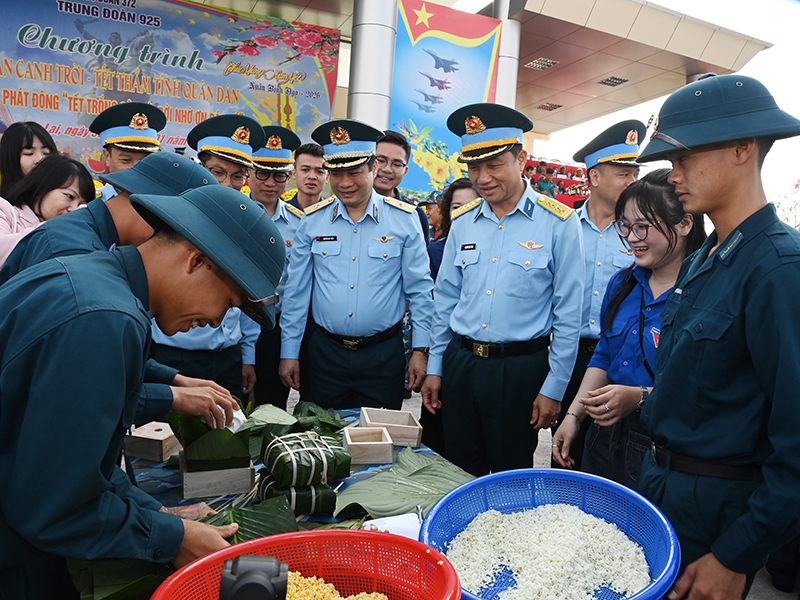 S&ocirc;i nổi Chương tr&igrave;nh &ldquo;Xu&acirc;n canh trời - Tết thắm t&igrave;nh qu&acirc;n d&acirc;n&rdquo;