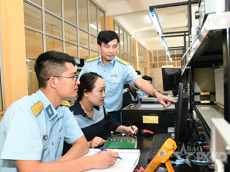 Ph&acirc;n xưởng 4 l&agrave;m chủ c&ocirc;ng nghệ sửa chữa trang bị kỹ thuật h&agrave;ng kh&ocirc;ng