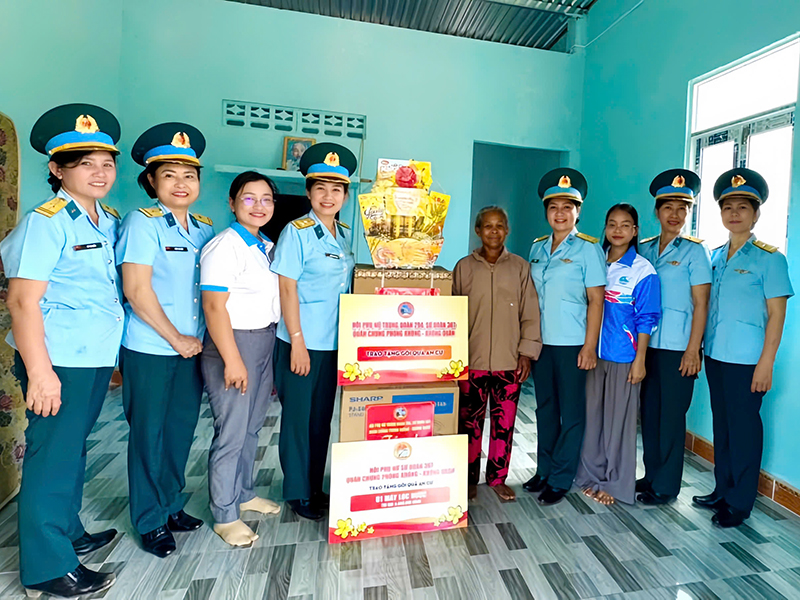 Lan tỏa y&ecirc;u thương từ &ldquo;G&oacute;i qu&agrave; an cư&rdquo;