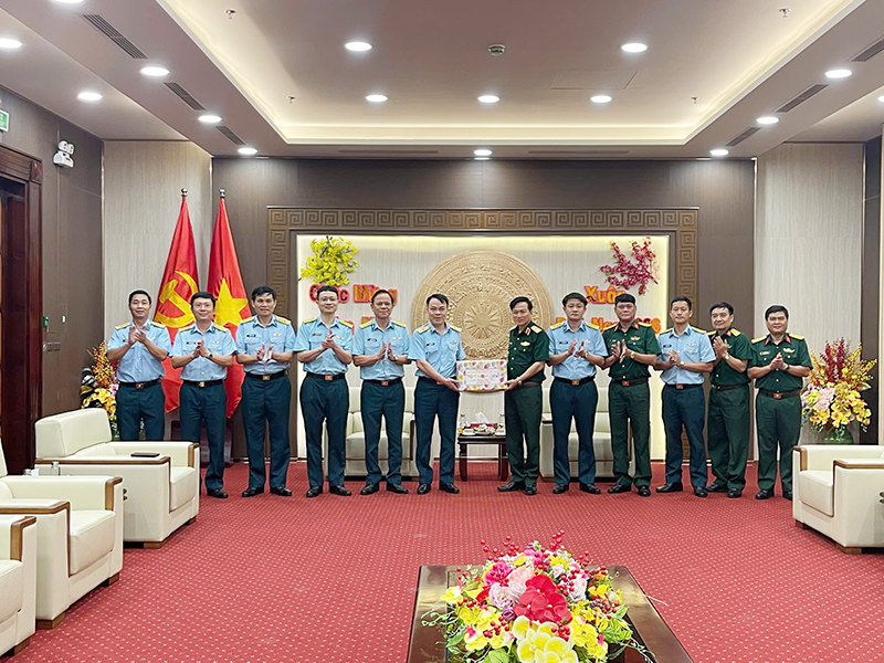 Thủ trưởng Bộ Tư lệnh Qu&acirc;n chủng Ph&ograve;ng kh&ocirc;ng - Kh&ocirc;ng qu&acirc;n kiểm tra sẵn s&agrave;ng chiến đấu v&agrave; c&ocirc;ng t&aacute;c tổ chức Tết Nguy&ecirc;n đ&aacute;n B&iacute;nh Ngọ 2026