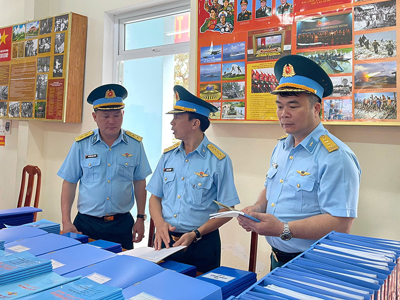 Qu&acirc;n chủng Ph&ograve;ng kh&ocirc;ng-Kh&ocirc;ng qu&acirc;n kiểm tra c&ocirc;ng t&aacute;c tiếp nhận chiến sĩ mới v&agrave; chuẩn bị huấn luyện năm 2026 tại Sư đo&agrave;n 375