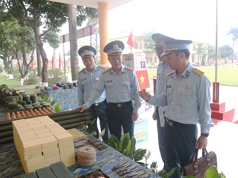 Qu&acirc;n chủng Ph&ograve;ng kh&ocirc;ng-Kh&ocirc;ng qu&acirc;n kiểm tra c&ocirc;ng t&aacute;c huấn luyện chiến sĩ mới tại c&aacute;c đơn vị