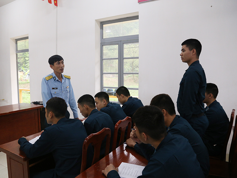 Qu&acirc;n chủng Ph&ograve;ng kh&ocirc;ng-Kh&ocirc;ng qu&acirc;n kiểm tra c&ocirc;ng t&aacute;c huấn luyện chiến sĩ mới tại c&aacute;c đơn vị