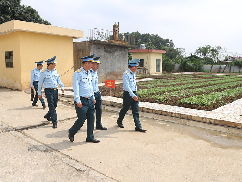 Qu&acirc;n chủng Ph&ograve;ng kh&ocirc;ng-Kh&ocirc;ng qu&acirc;n kiểm tra c&ocirc;ng t&aacute;c huấn luyện chiến sĩ mới tại c&aacute;c đơn vị