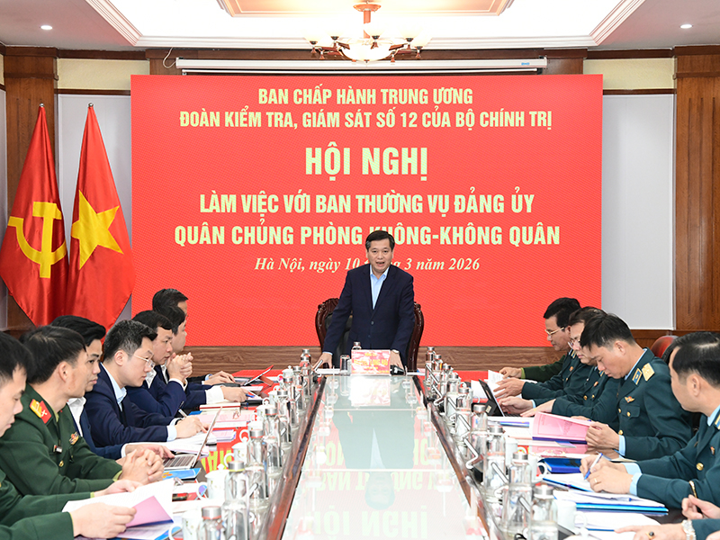 Đo&agrave;n Kiểm tra, gi&aacute;m s&aacute;t số 12 của Bộ Ch&iacute;nh trị l&agrave;m việc với Ban Thường vụ Đảng ủy Qu&acirc;n chủng Ph&ograve;ng kh&ocirc;ng-Kh&ocirc;ng qu&acirc;n