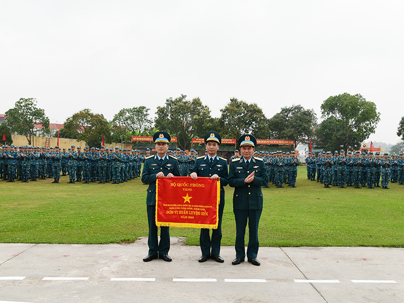 Trung tướng Trần Ngọc Quyến - Chính ủy Quân chủng PK-KQ dự Lễ ra quân huấn luyện năm 2026 tại Trung đoàn 228