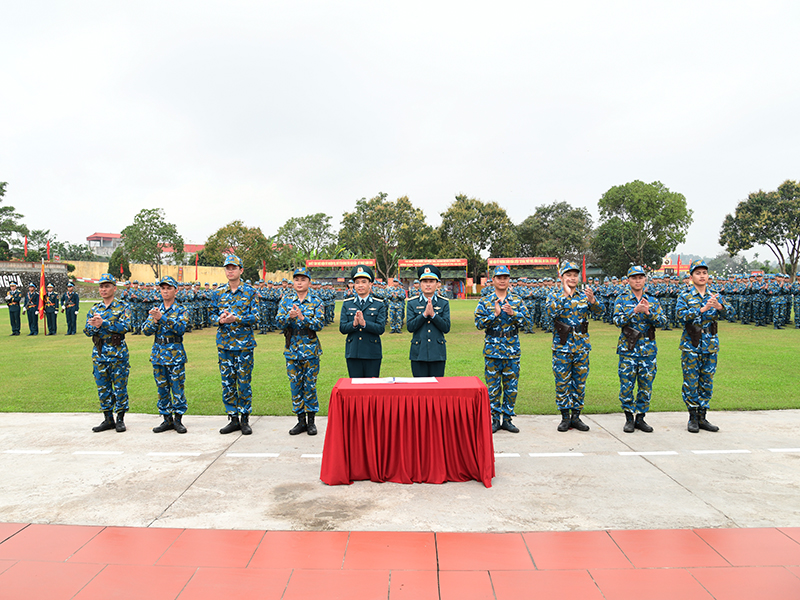 Trung tướng Trần Ngọc Quyến - Chính ủy Quân chủng PK-KQ dự Lễ ra quân huấn luyện năm 2026 tại Trung đoàn 228