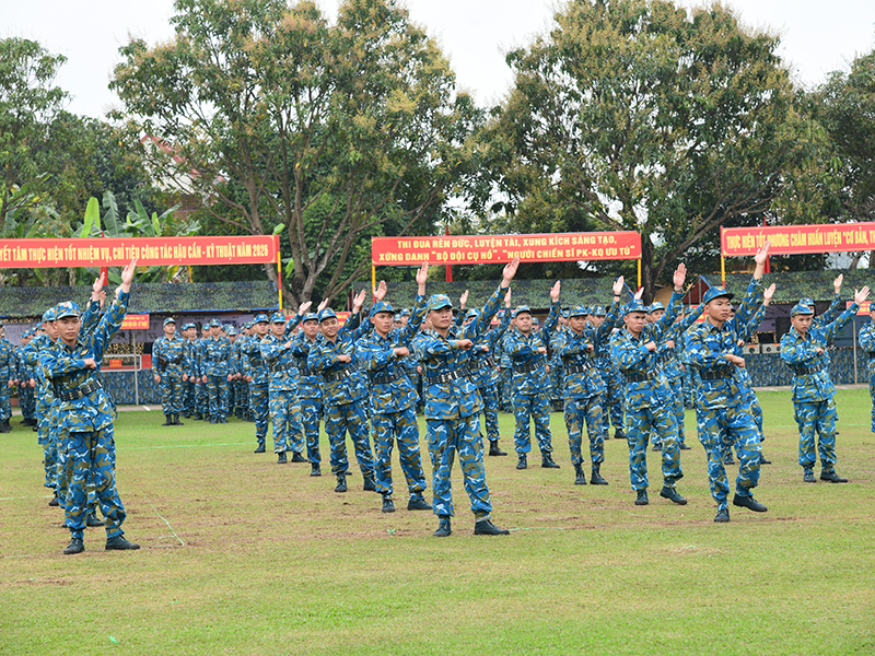 Trung tướng Trần Ngọc Quyến - Chính ủy Quân chủng PK-KQ dự Lễ ra quân huấn luyện năm 2026 tại Trung đoàn 228