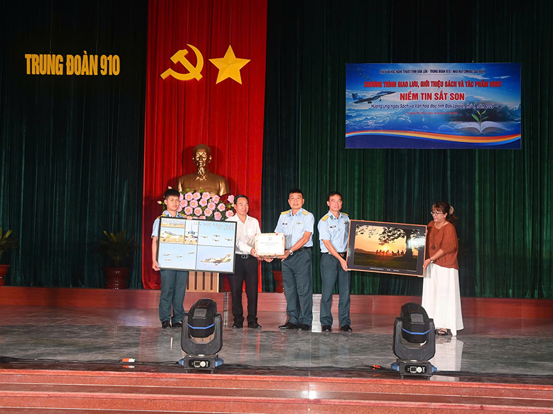 Trung đo&agrave;n 910 tổ chức giao lưu văn h&oacute;a, văn nghệ &ldquo;Sắt son niềm tin&rdquo; hưởng ứng Ng&agrave;y s&aacute;ch v&agrave; văn h&oacute;a đọc Việt Nam lần thứ 5, năm 2026