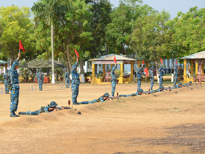 Tr&ecirc;n thao trường huấn luyện chiến sĩ mới Sư đo&agrave;n 375