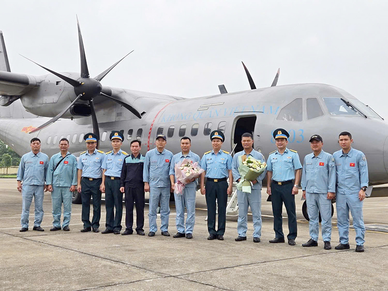 Lữ đo&agrave;n 918 tổ chức bay thả đơn th&agrave;nh c&ocirc;ng cho phi c&ocirc;ng l&aacute;i ch&iacute;nh tr&ecirc;n m&aacute;y bay C-295