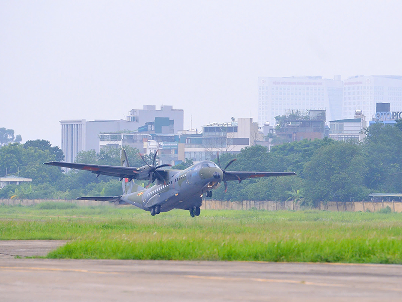 Lữ đo&agrave;n 918 tổ chức bay thả đơn th&agrave;nh c&ocirc;ng cho phi c&ocirc;ng l&aacute;i ch&iacute;nh tr&ecirc;n m&aacute;y bay C-295