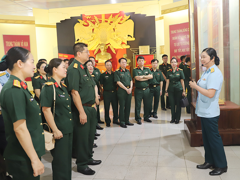 Đo&agrave;n c&aacute;n bộ lớp tập huấn nghiệp vụ thư viện to&agrave;n qu&acirc;n năm 2026 tham quan Trường Sĩ quan Kh&ocirc;ng qu&acirc;n