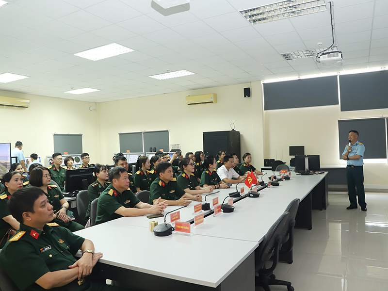 Đo&agrave;n c&aacute;n bộ lớp tập huấn nghiệp vụ thư viện to&agrave;n qu&acirc;n năm 2026 tham quan Trường Sĩ quan Kh&ocirc;ng qu&acirc;n