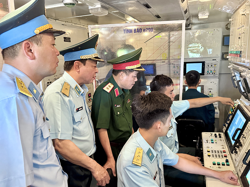 Tổng cục Hậu cần - Kỹ thuật kiểm tra Sư đo&agrave;n 375 v&agrave; Nh&agrave; m&aacute;y A32