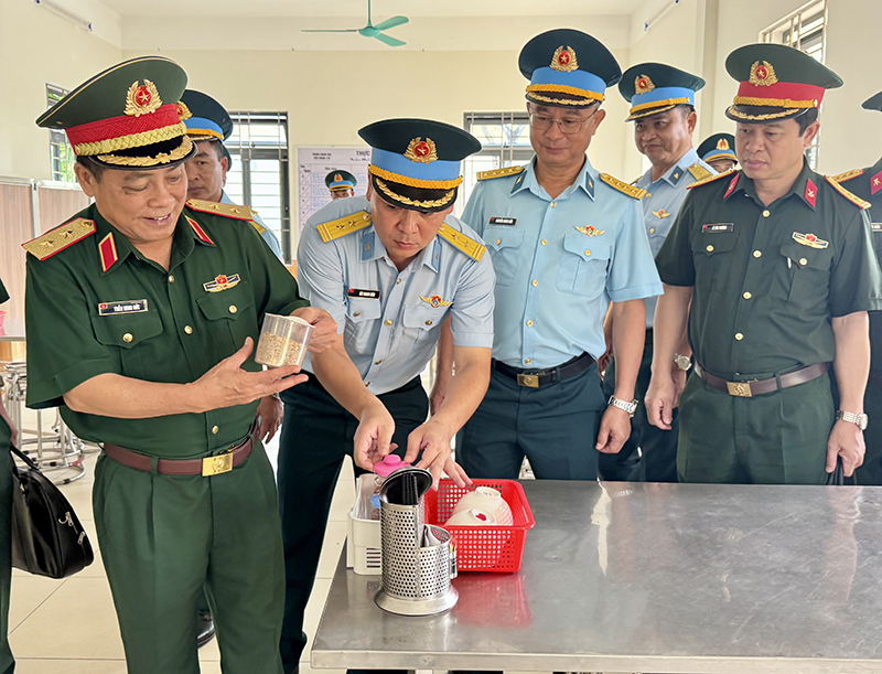 Tổng cục Hậu cần - Kỹ thuật kiểm tra Sư đo&agrave;n 375 v&agrave; Nh&agrave; m&aacute;y A32