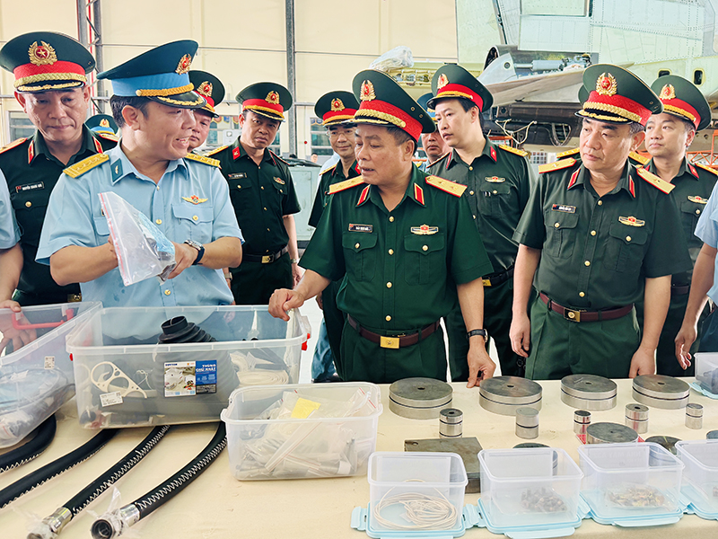 Tổng cục Hậu cần - Kỹ thuật kiểm tra Sư đo&agrave;n 375 v&agrave; Nh&agrave; m&aacute;y A32