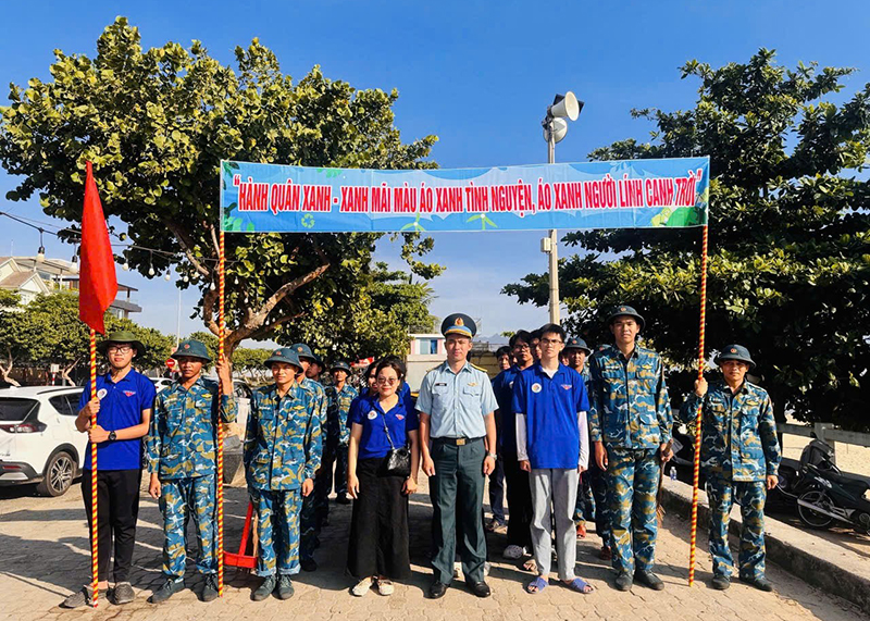 Đoàn cơ sở Trung đoàn 282 tham gia hoạt động “Hành quân xanh”