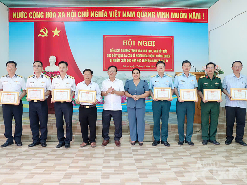 Trường Sĩ quan Không quân chung tay chăm lo gia đình chính sách, thắt chặt nghĩa tình quân - dân tại xã Bác Ái