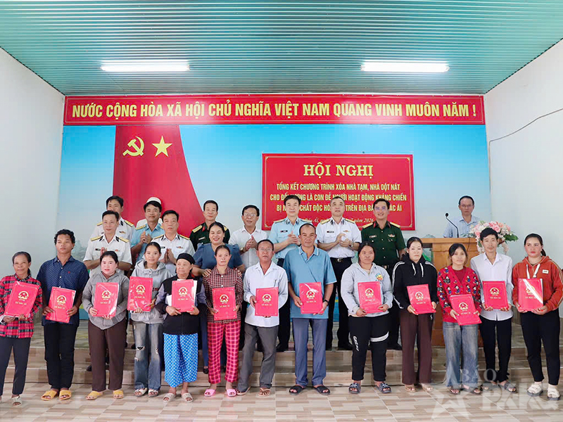 Trường Sĩ quan Không quân chung tay chăm lo gia đình chính sách, thắt chặt nghĩa tình quân - dân tại xã Bác Ái