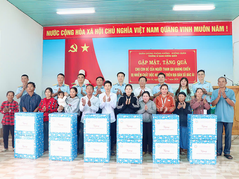 Trường Sĩ quan Không quân chung tay chăm lo gia đình chính sách, thắt chặt nghĩa tình quân - dân tại xã Bác Ái