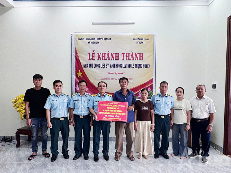 Sư đo&agrave;n 371 trao tặng kinh ph&iacute; hỗ trợ x&acirc;y dựng nh&agrave; thờ c&uacute;ng Anh h&ugrave;ng Liệt sĩ L&ecirc; Trọng Huy&ecirc;n