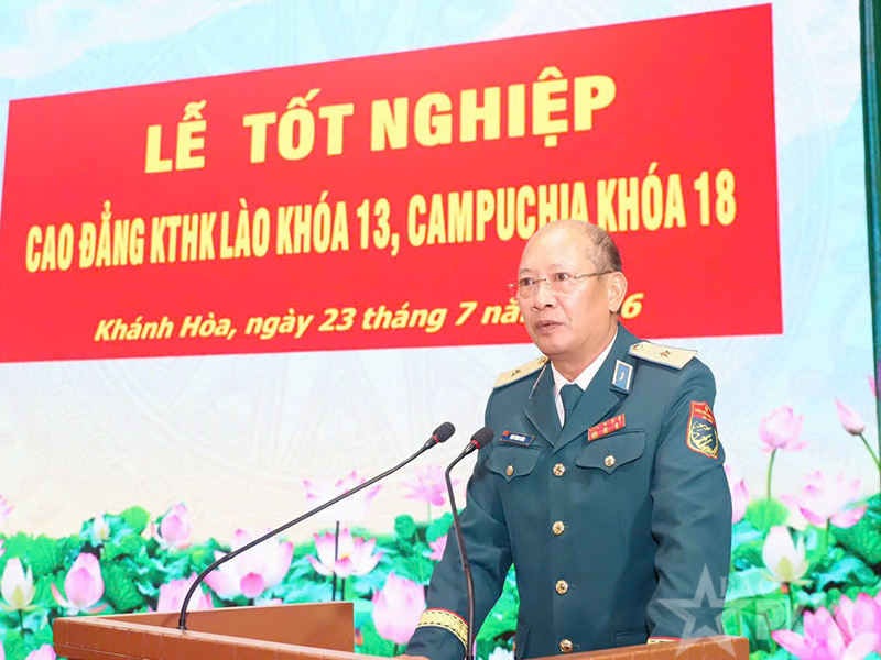 Trường Sĩ quan Kh&ocirc;ng qu&acirc;n tổ chức Lễ tốt nghiệp cho học vi&ecirc;n Cao đẳng Kỹ thuật h&agrave;ng kh&ocirc;ng L&agrave;o v&agrave; Campuchia