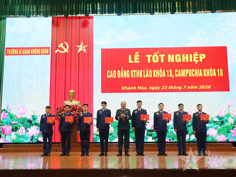 Trường Sĩ quan Kh&ocirc;ng qu&acirc;n tổ chức Lễ tốt nghiệp cho học vi&ecirc;n Cao đẳng Kỹ thuật h&agrave;ng kh&ocirc;ng L&agrave;o v&agrave; Campuchia