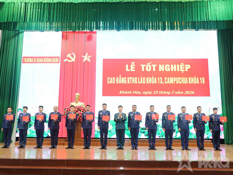 Trường Sĩ quan Kh&ocirc;ng qu&acirc;n tổ chức Lễ tốt nghiệp cho học vi&ecirc;n Cao đẳng Kỹ thuật h&agrave;ng kh&ocirc;ng L&agrave;o v&agrave; Campuchia