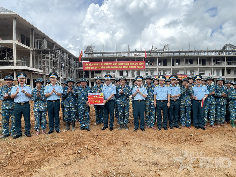 Quân chủng Phòng không-Không quân thăm, tặng quà gia đình chính sách, học sinh nghèo vượt khó tại thành phố Đà Nẵng