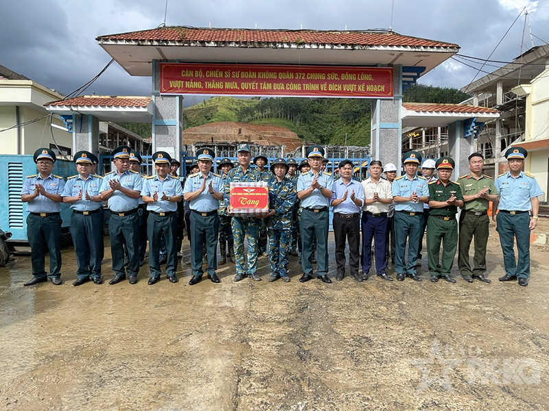 Quân chủng Phòng không-Không quân thăm, tặng quà gia đình chính sách, học sinh nghèo vượt khó tại thành phố Đà Nẵng