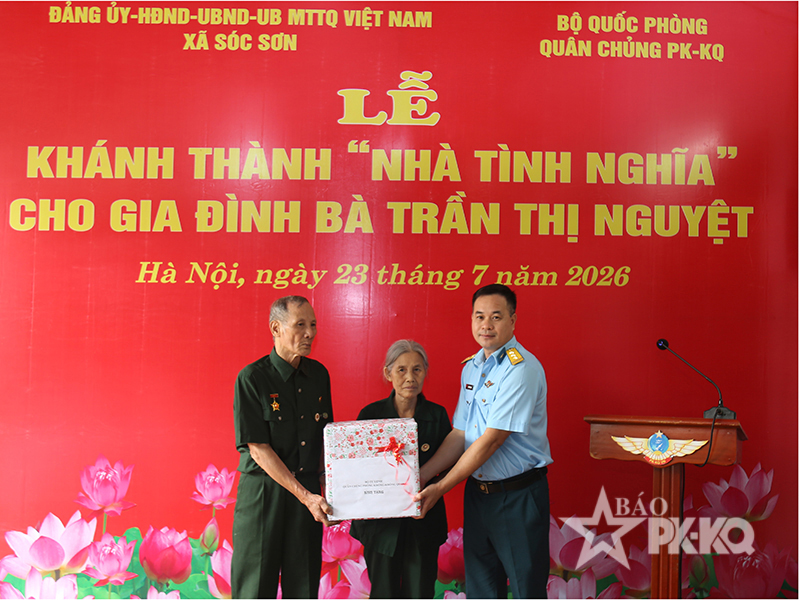 Quân chủng Phòng không-Không quân khánh thành và bàn giao nhà tình nghĩa tặng gia đình bà Trần Thị Nguyệt