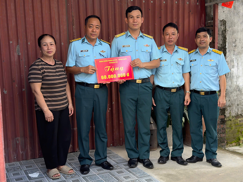 Sư đoàn 363 trao kinh phí hỗ trợ xây dựng “Nhà đồng đội” năm 2026