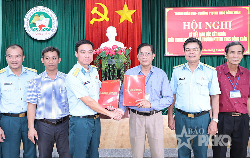Trung đo&agrave;n 910 k&yacute; kết giao ước kết nghĩa với Trường Phổ th&ocirc;ng D&acirc;n tộc Nội tr&uacute; THCS Đồng Xu&acirc;n