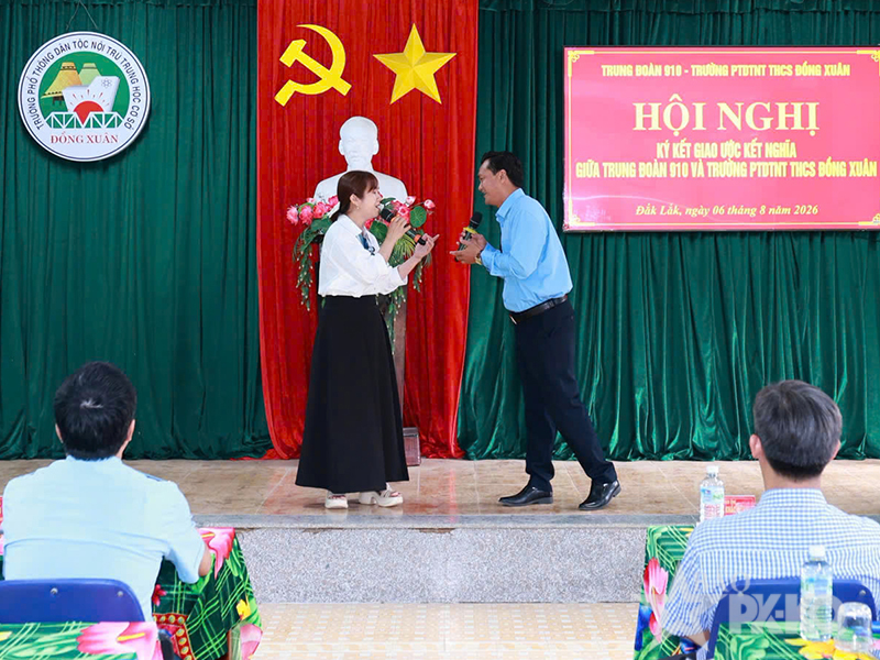 Trung đo&agrave;n 910 k&yacute; kết giao ước kết nghĩa với Trường Phổ th&ocirc;ng D&acirc;n tộc Nội tr&uacute; THCS Đồng Xu&acirc;n