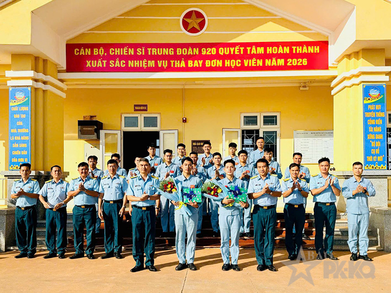 Trung đo&agrave;n 920 thả bay đơn th&agrave;nh c&ocirc;ng học vi&ecirc;n Kh&oacute;a 51