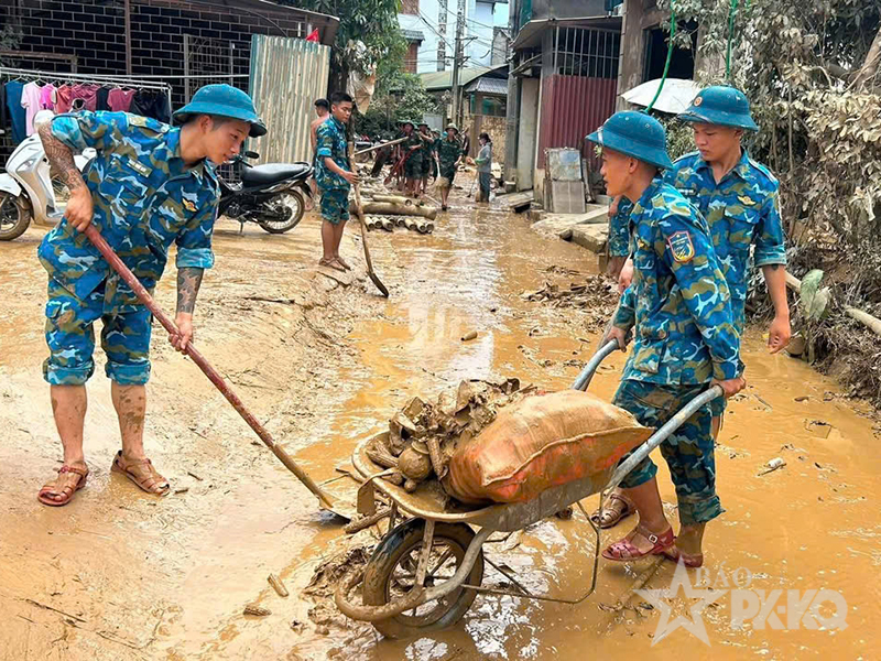 Cán bộ, chiến sĩ Trạm Ra đa 59 giúp nhân dân khắc phục hậu quả cơn bão số 4