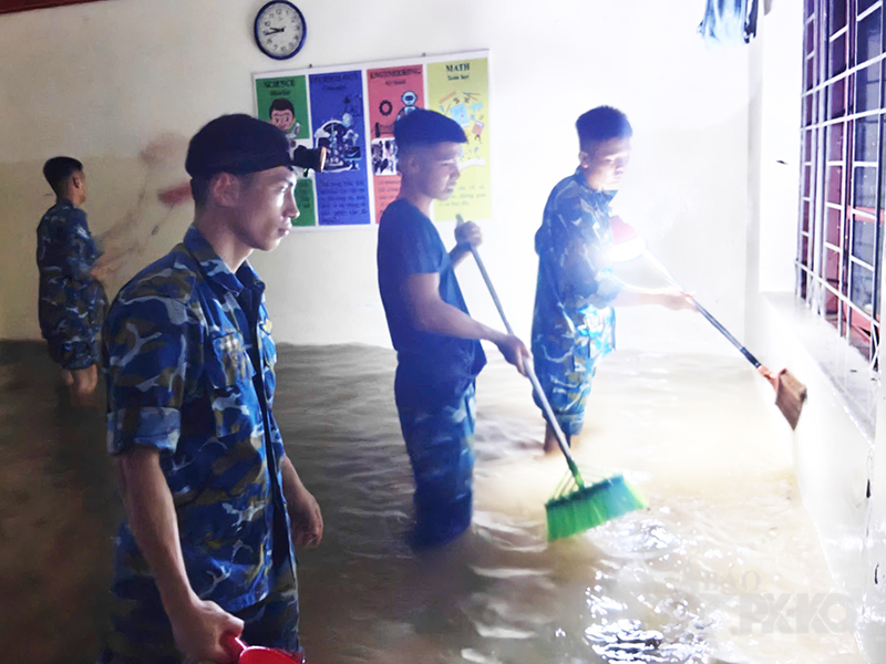 C&aacute;n bộ, chiến sĩ Trạm Ra đa 59 gi&uacute;p nh&acirc;n d&acirc;n khắc phục hậu quả cơn b&atilde;o số 4