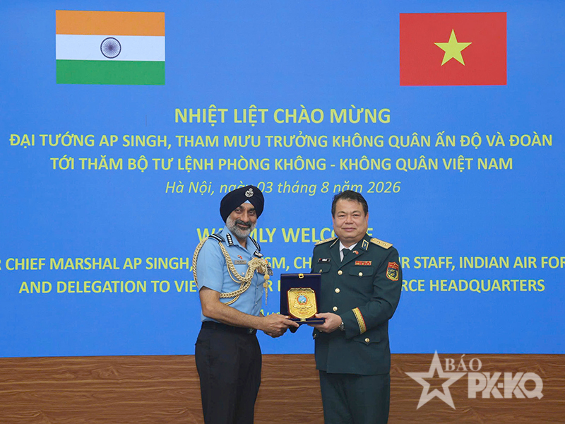 Tham mưu trưởng Kh&ocirc;ng qu&acirc;n Ấn Độ thăm Bộ Tư lệnh Qu&acirc;n chủng Ph&ograve;ng kh&ocirc;ng-Kh&ocirc;ng qu&acirc;n